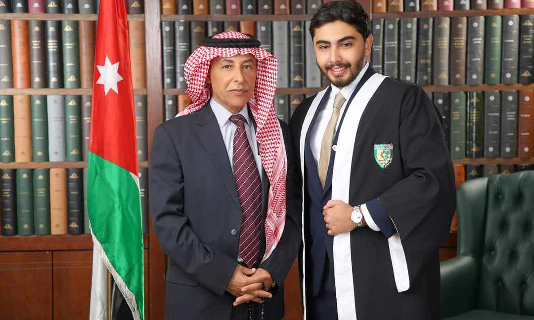 مبارك شهادة البكالوريوس لـ محمد محمود الدعجة وعقبال الدكتوراه