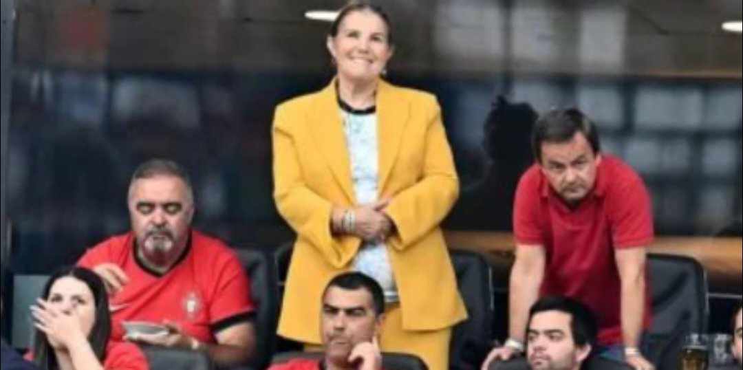 والدة كريستيانو رونالدو تدعم الدون من ملعب المباراة