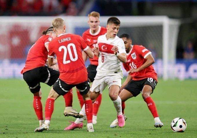 منتخب تركيا تأهل لملاقاة هولندا في ربع نهائي كأس أمم أوروبا بعد فوزه 21 على النمسا.