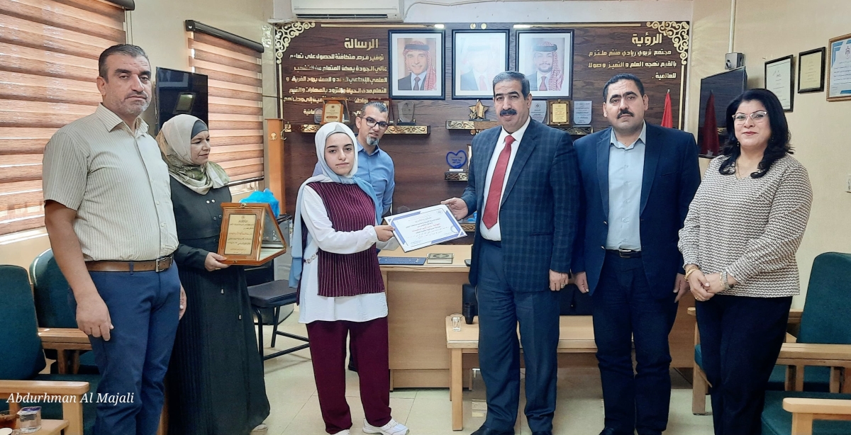 الفقرا يكرم الطالبة شذى الدهيسات بمناسبة فوزها في مسابقة البحث العلمي على مستوى مدارس المملكة
