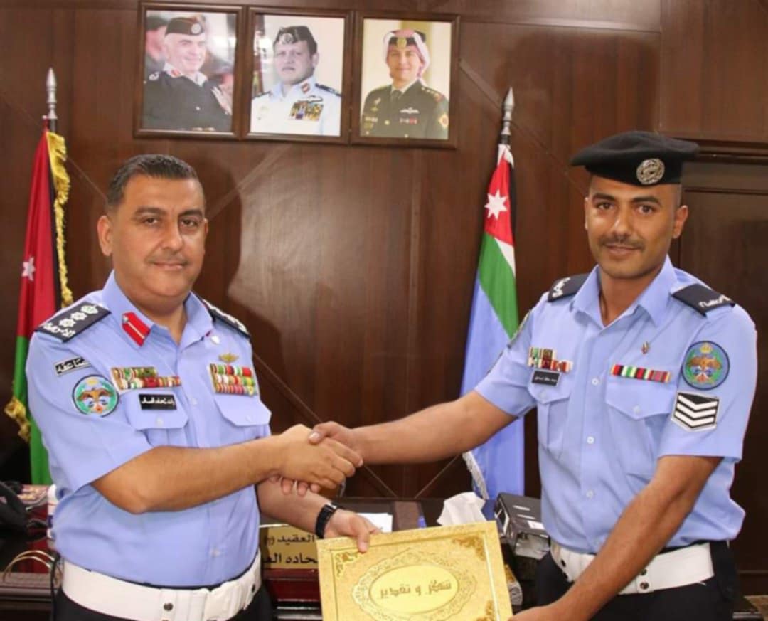 العقيد العساف يكرم الرقيب محمد حافظ اسماعيل