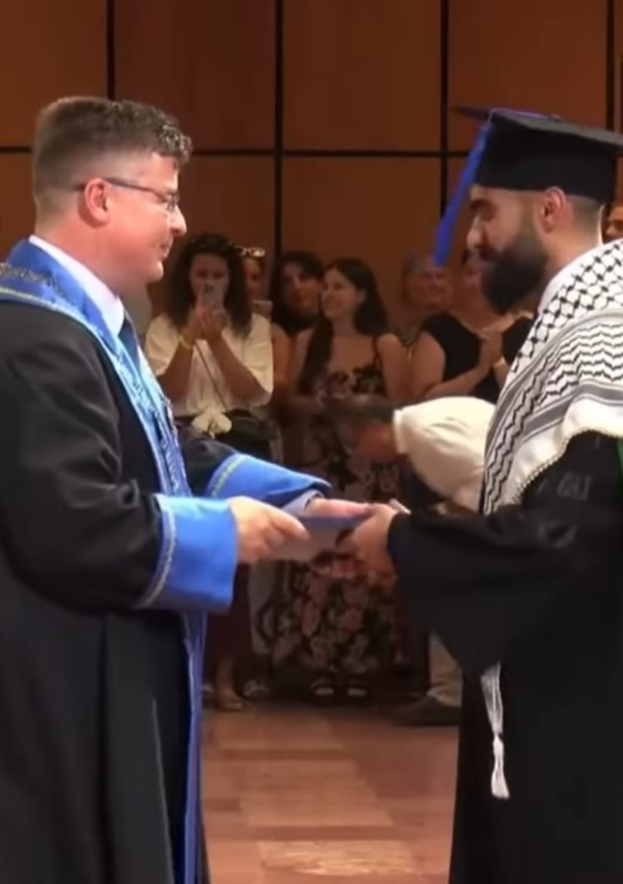 سليمان الحوامدة يهنئ ابن عمه حافظ بحصول نجله محمد على شهادة البكالوريوس بالطب من هنجاريا