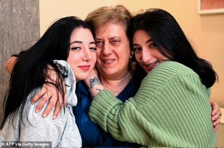 مراهقة تصادف توأمها على «تيك توك»!