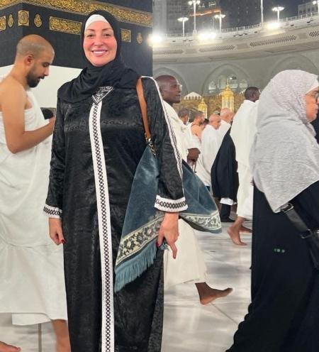 صورة لفنانة مصرية أمام الكعبة تثير الجدل