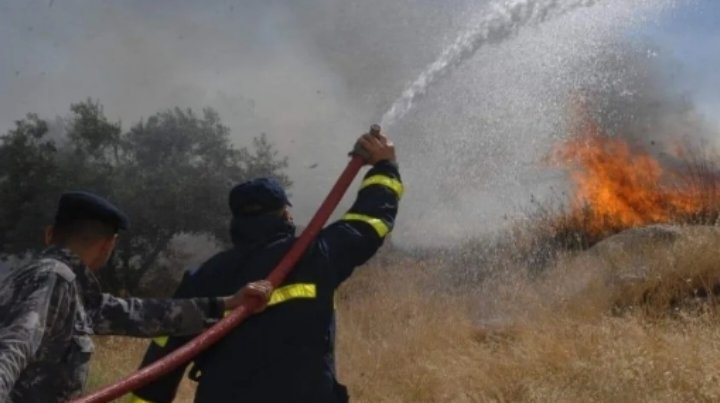 الدفاع المدني يتعامل مع 144 حريق أعشاب و60 حادث إطفاء