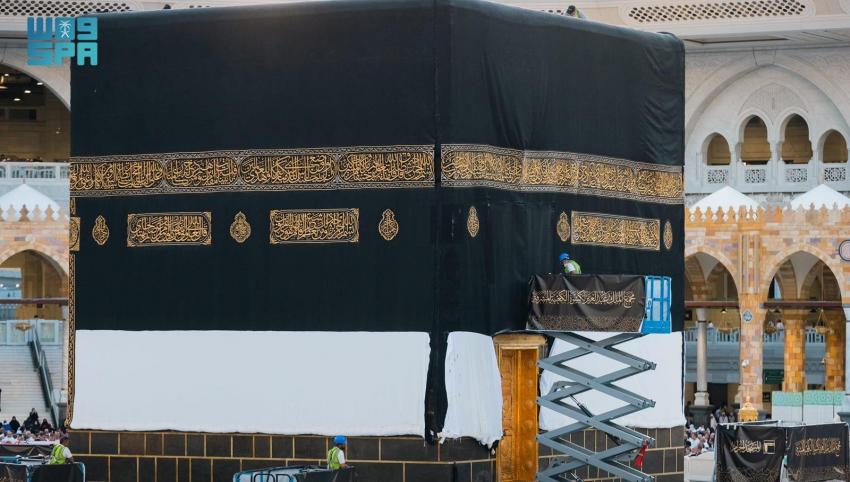 الكعبة المشرفة تتزين بكسوتها الجديدة مع بداية العام الهجري