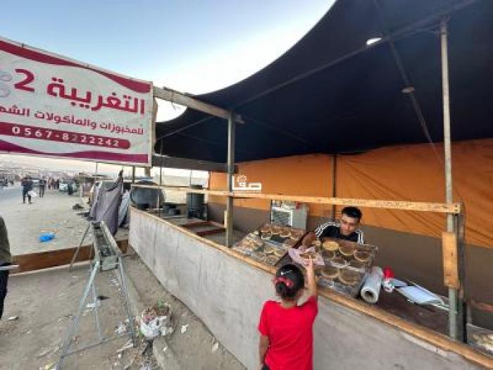 التغريبة2 نحن ما زلنا احياء .. نازحون يحوّلون خيامهم إلى جداريات كتبوا عليها عبارات الصمود والانتماء للوطنصور