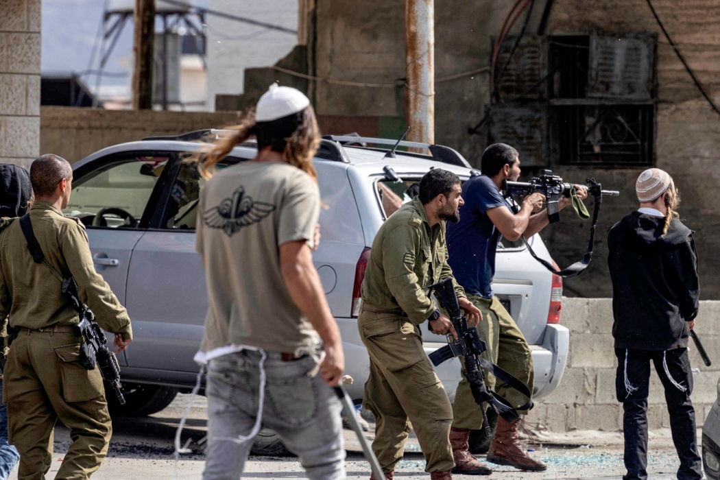 المستوطنون المتطرفون ينفذون اعتداءات على الفلسطينيبن بعدة مناطق بالضفة الغربية