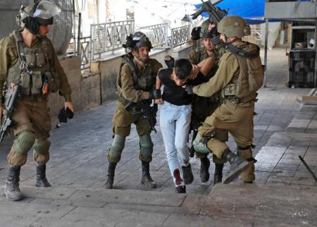 الاحتلال يعتقل 20 فلسطينيا بالضفة الغربية