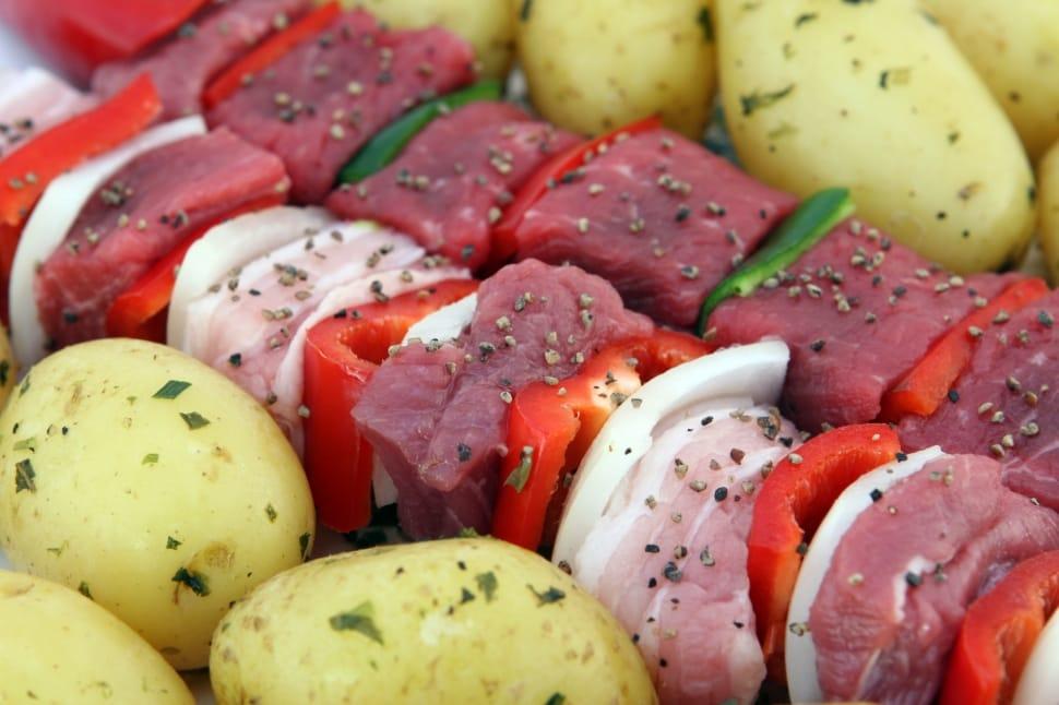 مخاطر الجمع بين اللحوم والبطاطا على كبار السن