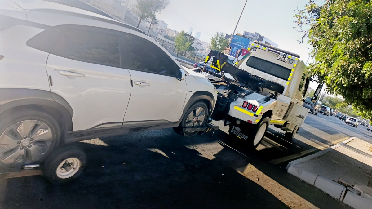 ضبط مركبة دون لوحة أرقام تجاوزت الإشارة الحمراء في عمان