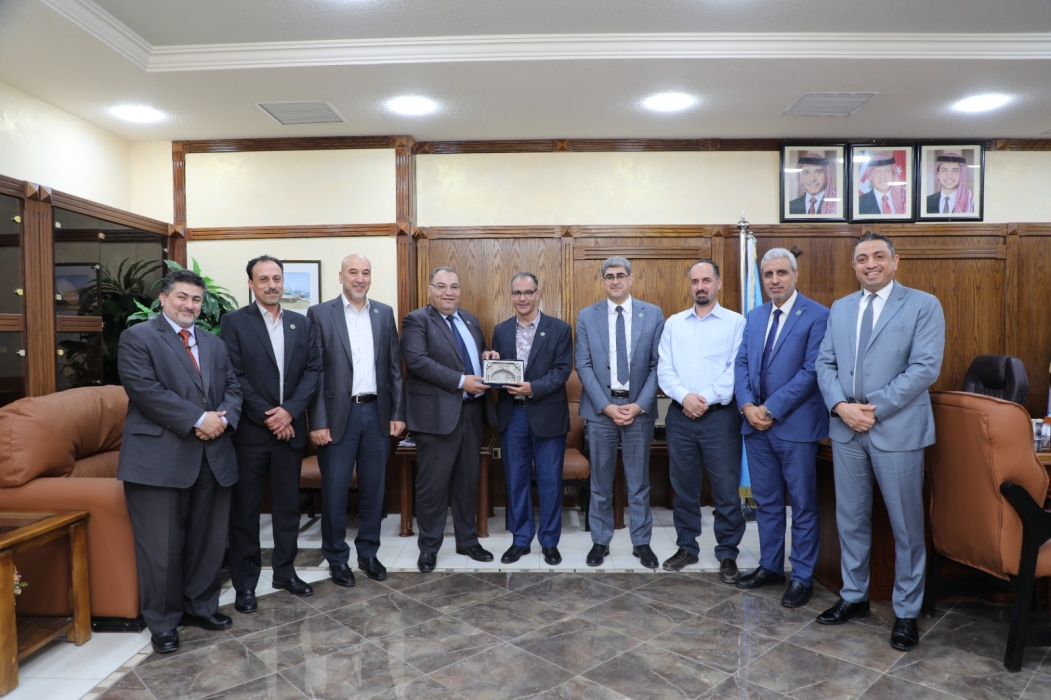 جامعة الزرقاء تكرم عميد كلية طب الأسنان