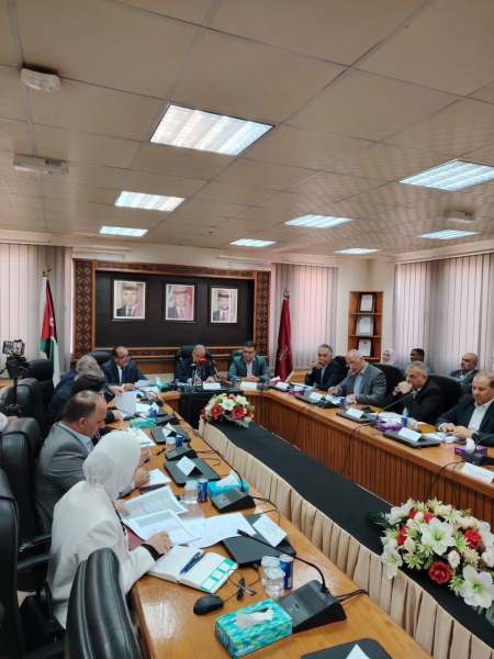 الفريق الوزاري يطلع على إنجازات محافظة الطفيلة خلال الـ25 عاما