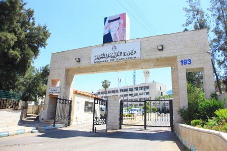 التربية تؤكد جاهزيتها للعام الدراسي الجديد .. وكتب التوجيهي في المستودعات