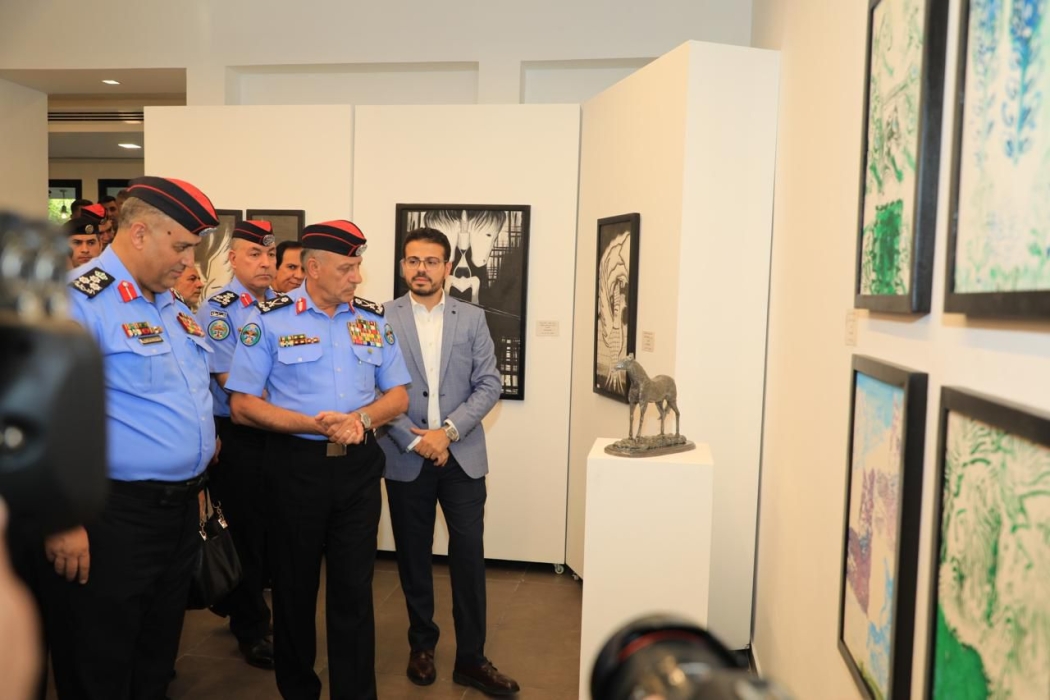 مدير الأمن العام يفتتح المعرض الفني الأول لنزلاء مراكز الإصلاح والتأهيل...صور