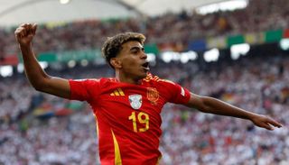منتخب إسبانيا يتوج بكأس أمم أوروبا للمرة الرابعة في تاريخه عقب فوزه على إنجلترا في المباراة النهائية بنتيجة 21