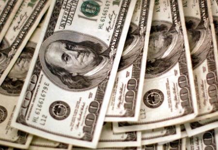 الدولار يتراجع والعملات المشفرة تقفز بدعم تزايد توقعات فوز ترامب