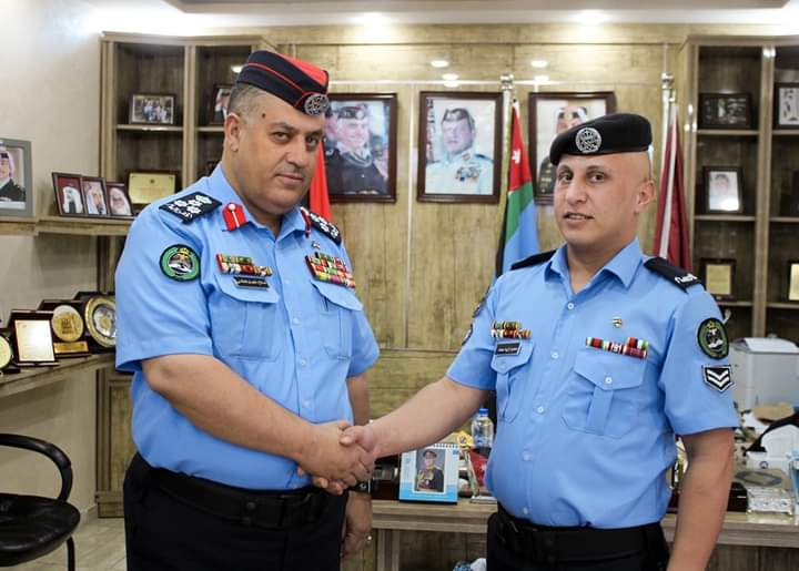 العميد فلاح المجالي يكرم العريف محمود جرادات