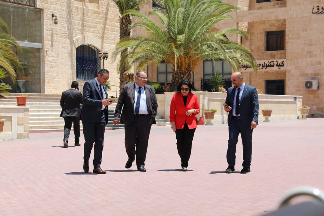 مجلس أمناء جامعة الزرقاء يزور كلية العلوم الطبية المساندة