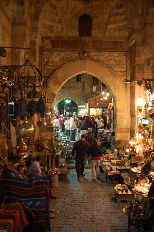 حي الحسين .. حكاية مصرية مزجت الماضي بالحاضر