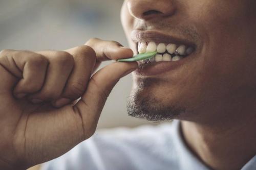 احذروا .. عواقب غريبة لابتلاع العلكة