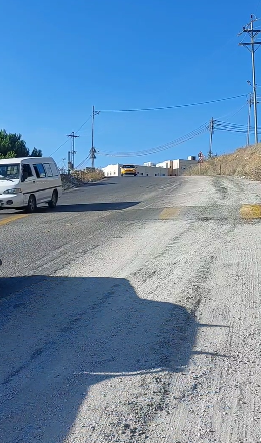 مطبات وشواخص مرورية على طريق وادي الغفر للحد من الحوادث