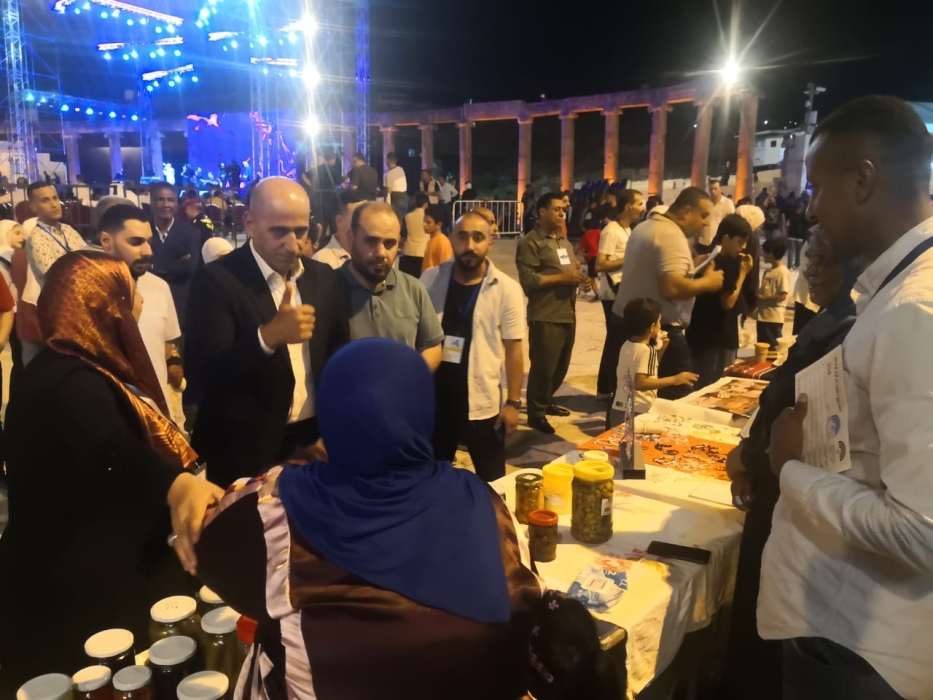 العتوم يقوم بجولة تفقدية لجناح تمكين المرأة في مهرجان جرش ...صور