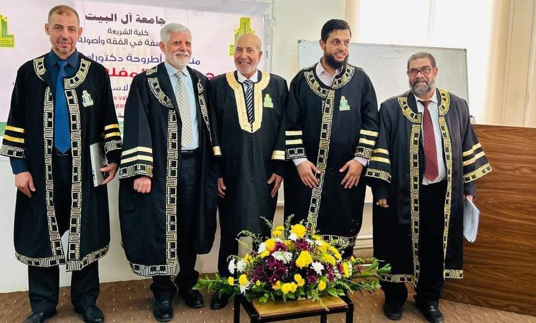 طالب دكتوراه بعمر 75 عام ناقش اليوم أطروحة الدكتوراه في جامعة آل البيت