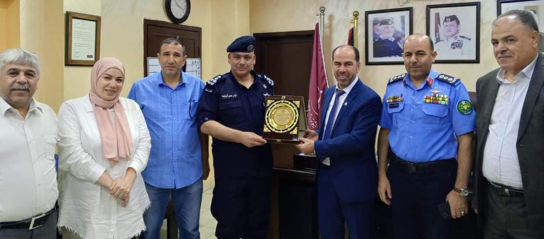 مدير تربية لواء الرمثا يكرم  العميد فارس الرهايفة تقديراً لجهود الأمن العام