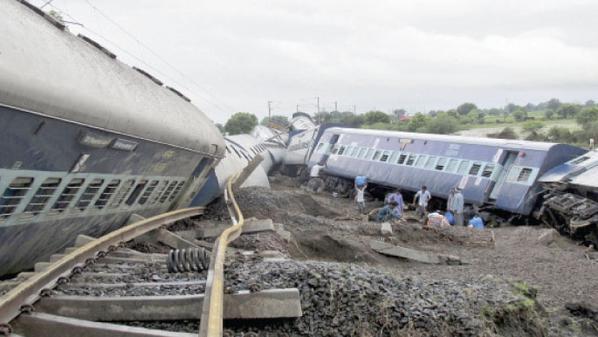 مقتل شخصين وإصابة 20 إثر خروج عربات قطار عن القضبان