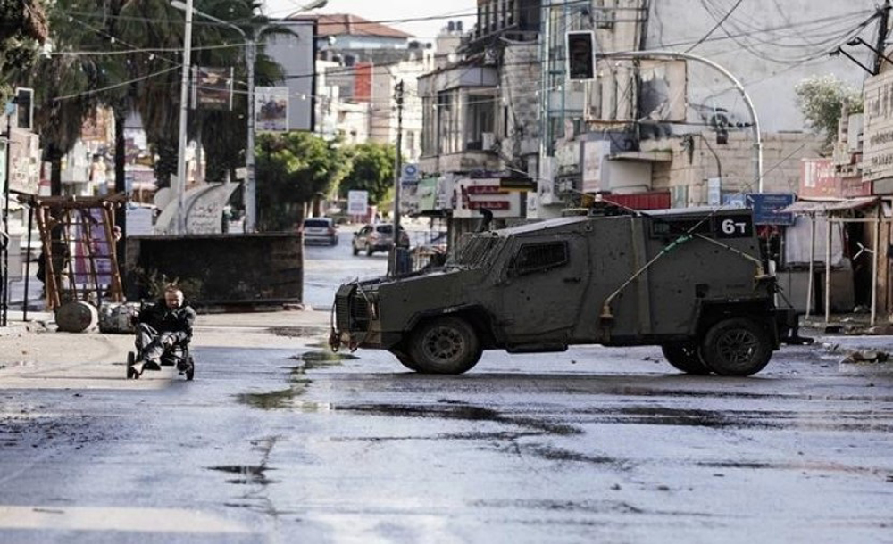 إصابات خلال اقتحام مخيم العين بنابلس واعتقال 19 فلسطينيا بالضفة والقدس