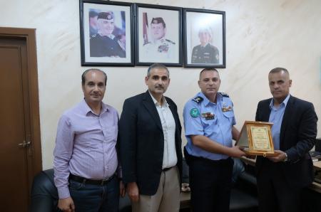 د. هديرس يكرم رئيس مركز أمن الشونة الجنوبية