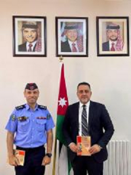 مديرية الأمن العام تهدي جامعة إربد الأهلية مجلة الدراسات الأمنية والدليل الإرشادي للوقاية من الحوادث