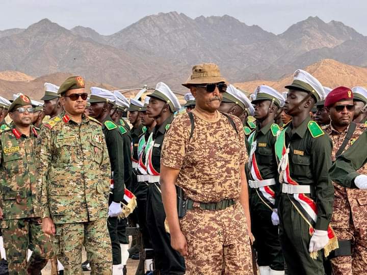 عاجل ...البرهان يرعى تخريج   الكلية الحربية ..صور