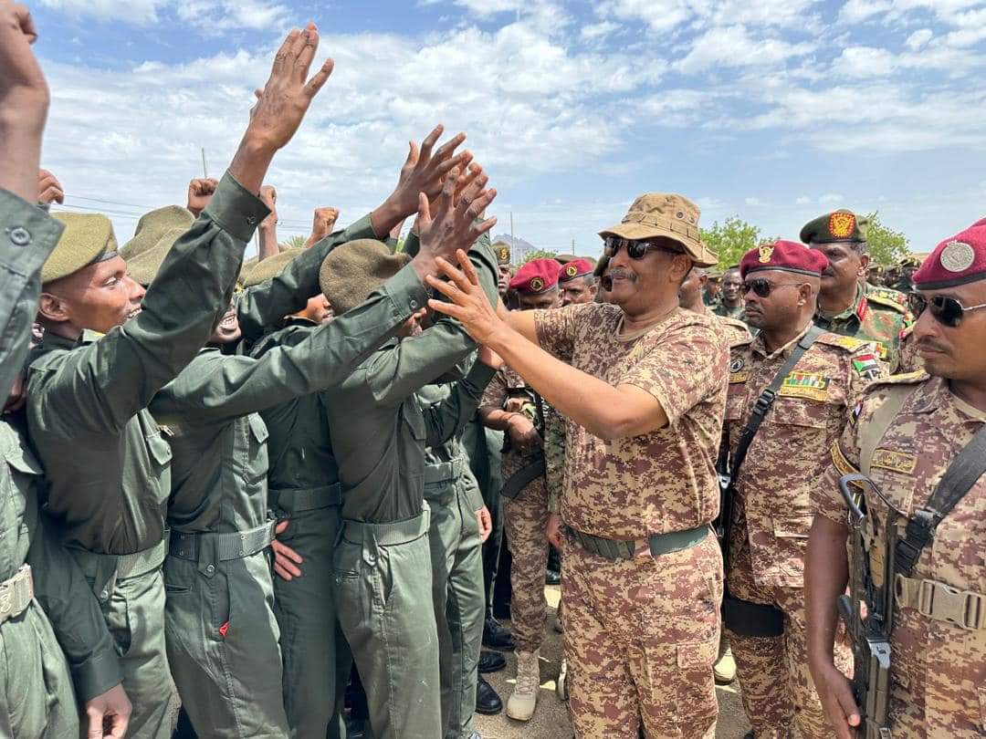 الفريق اول  البرهان يتفقد رئاسة معهد المشاة  العسكري ...صور