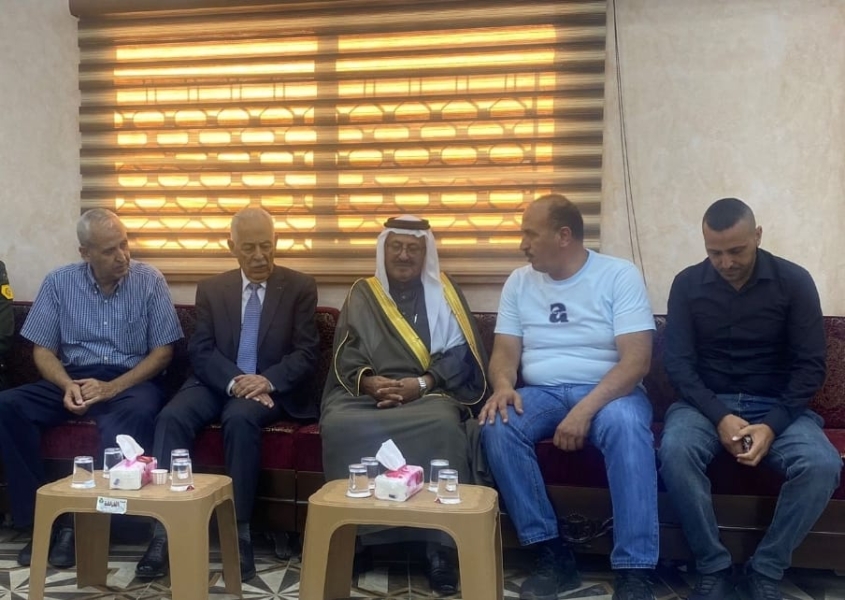 مندوبا عن الملك وولي العهد.. العيسوي يعزي عشيرة الخلايلة (صور)