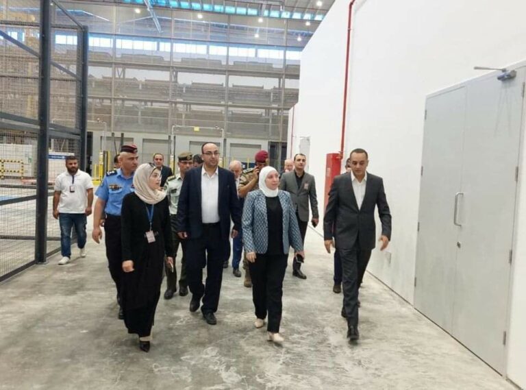 وزيرة النقل تطلع على آخر المستجدات بمطار الملكة علياء