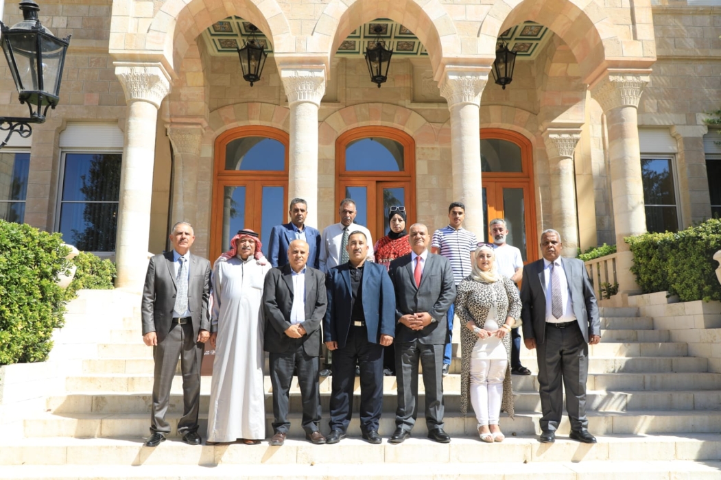 وفد ملتقى متقاعدي جنوب شرق عمان العسكريين في زيارة لقصر رغدان العامر...صور