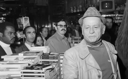 هرب من أسوأ سجون فرنسا 8 مرات وحياته ألهمت هوليود .. قصة هنري شاريير بابيون