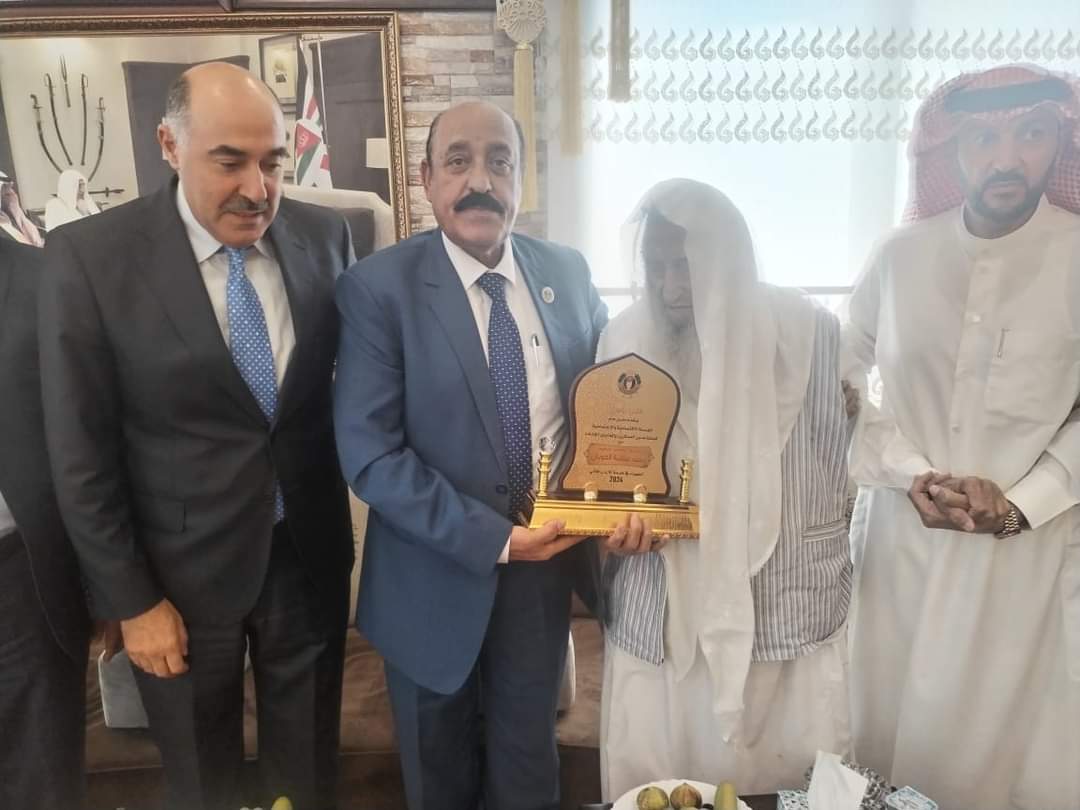 الباشا الشوبكي يكرم ذوي الفريق المتقاعد المغفور له محمد سلامة الحويان...صور