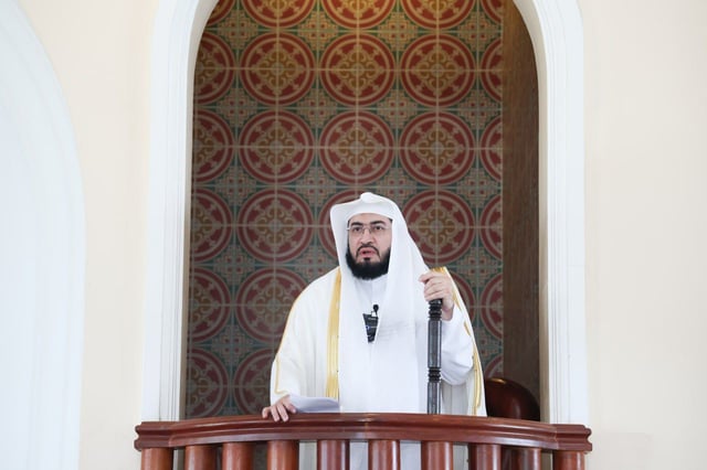 إمام الحرم المكي د. بندر بليلة يؤم صلاة الجمعة بجامع السركال في كمبوديا