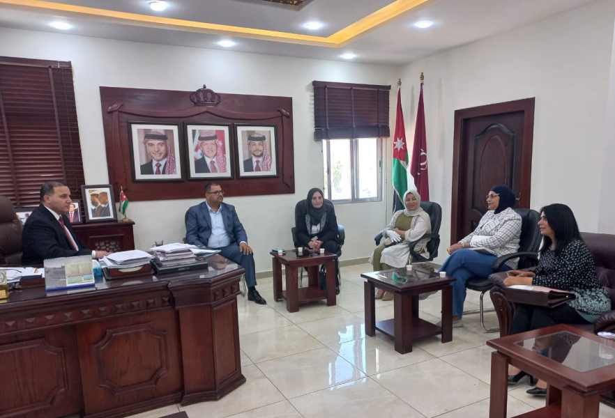 محافظ الزرقاء يؤكد ضرورة تكثيف جهود مكافحة التسول وتعزيز خدمات النقل العام