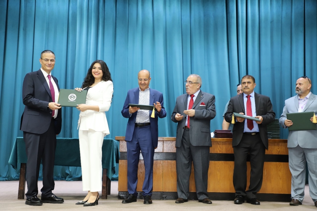 محافظ البنك المركزي يؤكد تنفيذ إصلاحات اقتصادية شاملة خلال تكريم أوائل خريجي جامعة اليرموك