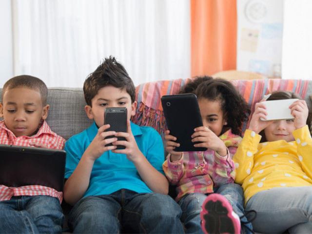كيف يؤثر استخدام التكنولوجيا المفرط على الأطفال؟ وما الذي ينبغي للوالدين فعله؟