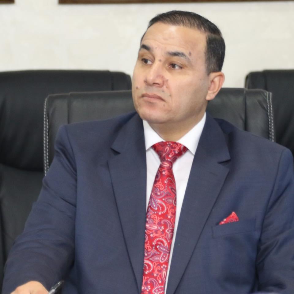 محافظ الزرقاء ينفذ جولة تفقدية لتعزيز الخدمات العامة وضمان سلامة المواطنين