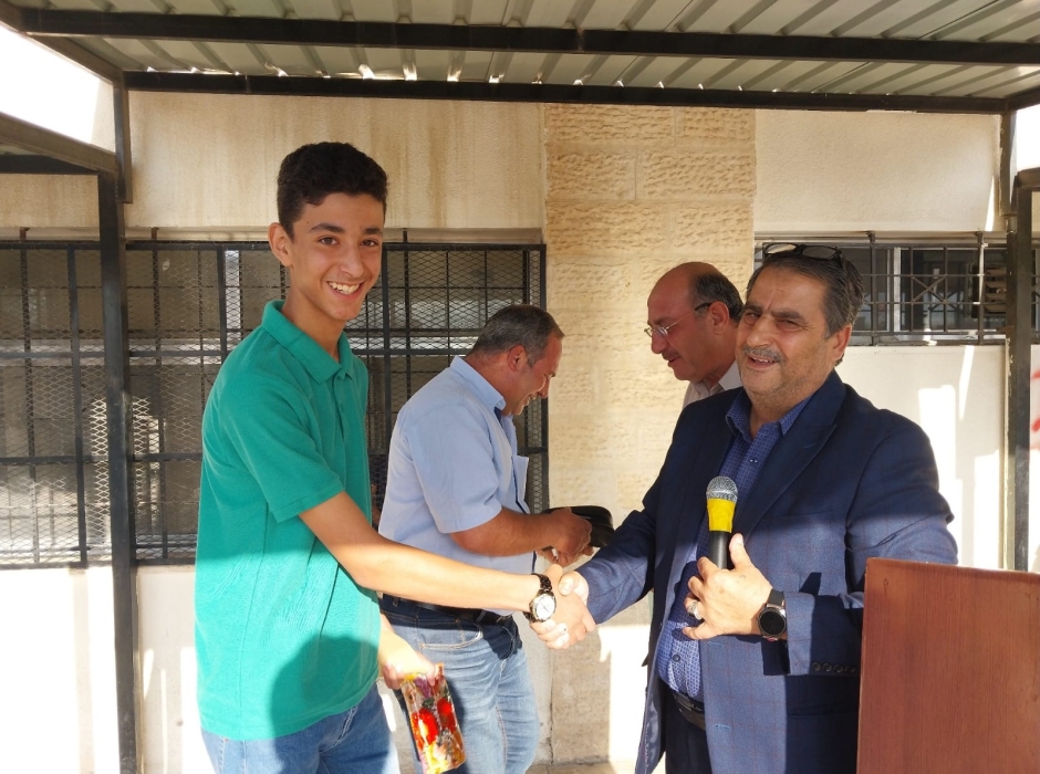 إربد .. إدارة مدرسة عمار بن ياسر تكرم الطالب عدي  ابو عبيد لامانته بعد أن عثر على مبلغ 3500 دينار