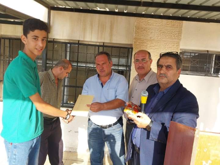 مدرسة عمار بن ياسر في الصريح تكرم الطالب عدي أبو عبيد لأمانته