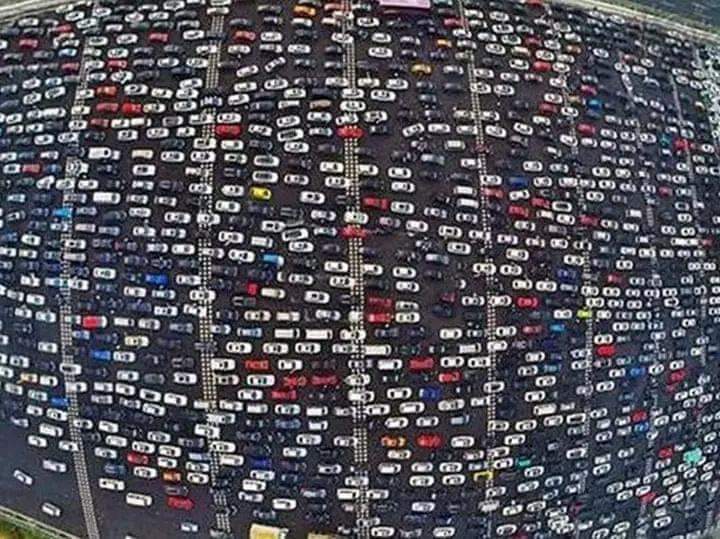 أطول إزدحام مروري في التاريخ حدث في الصين طوله 100 كيلومتر وتوقف لمدة 12 يومًا...