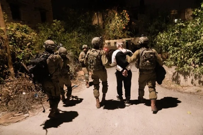 الاحتلال يعتقل 22 فلسطينيا بالضفة الغربية