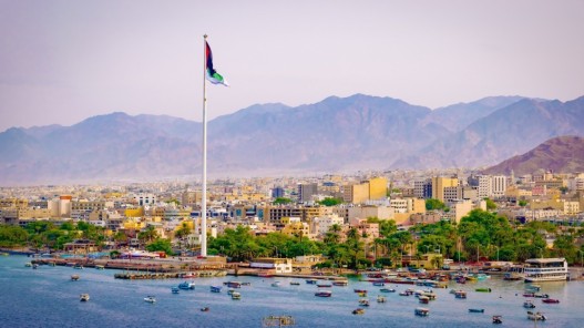 الجسر العربي للملاحة تتعاقد على شراء باخرة شحن حديثة وقاربين سياحيين